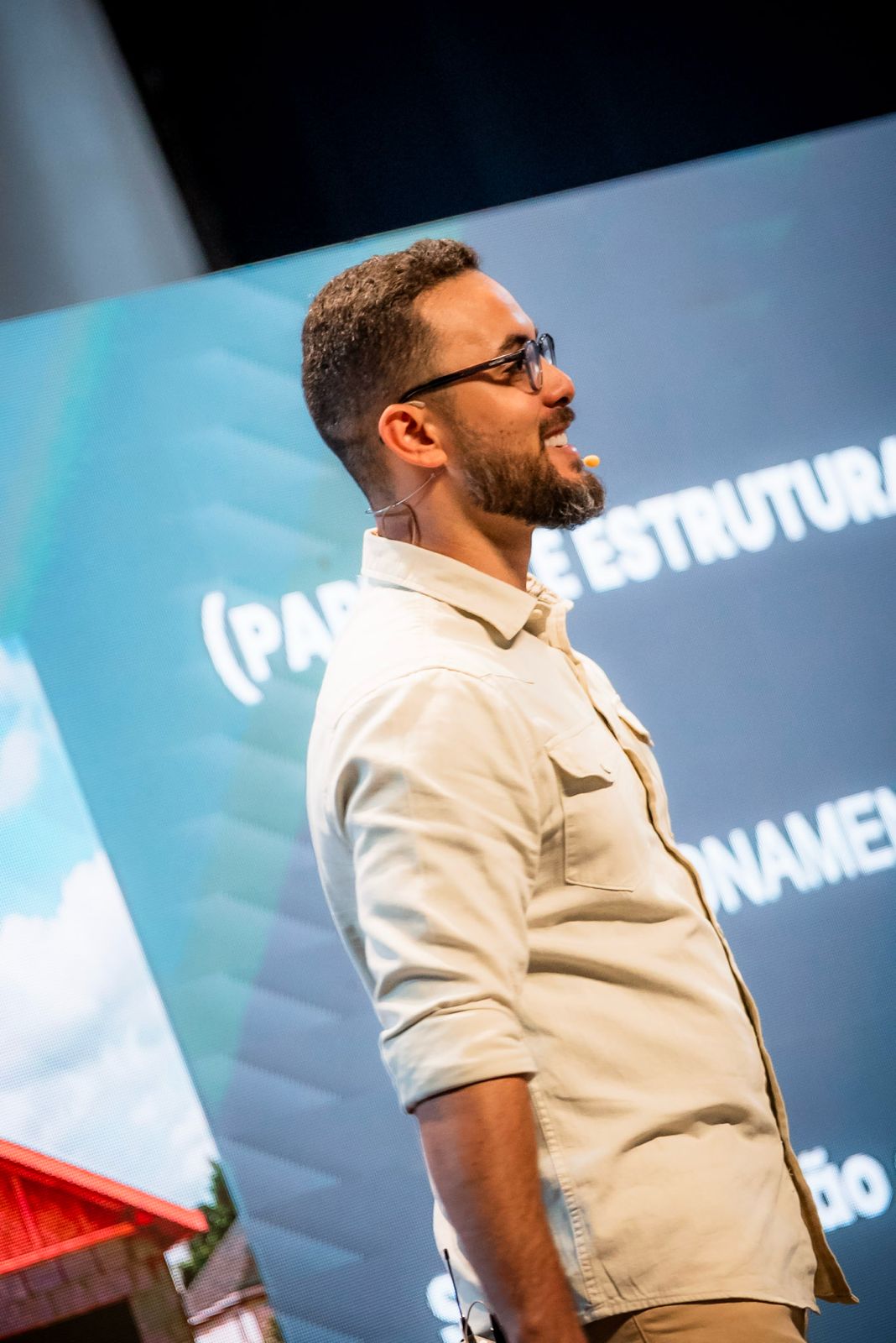 Paulo palestrando em um evento